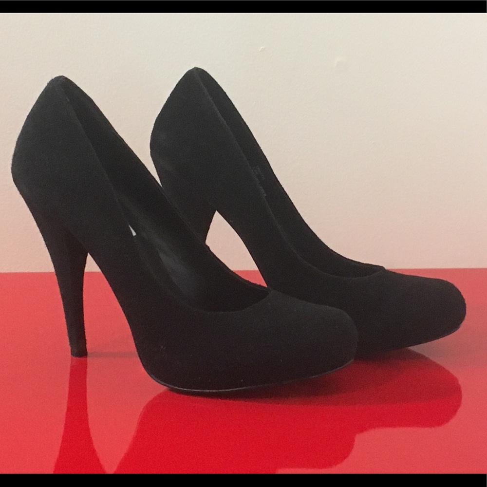 Steve Madden Black Suede Pumps